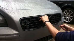 Volvo S40, Grille Removal