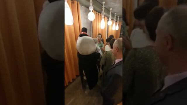 Дочка сделала сюрприз для мамы вместе с мишкой Тедди, а шарики 18 кстати , мама красотка? смотреть онлайн