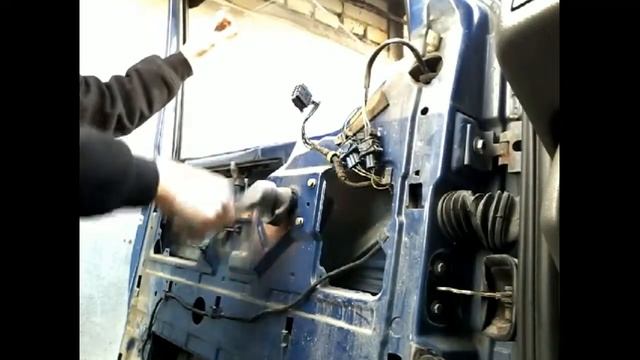 Как снять извлечь заменить стекло передней двери VW T4/demontaz zamiana szyby drzwi przod! смотреть онлайн