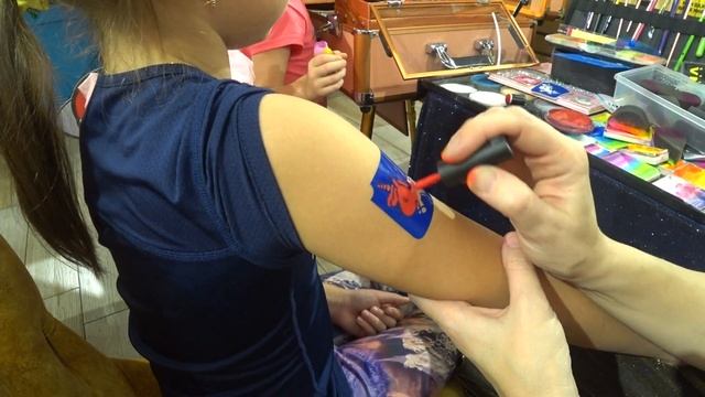 Настя и Вика сделали татуировки ПОКРАСИЛИ волосы и МАМА сделала себе АКВАГРИМ смотреть онлайн