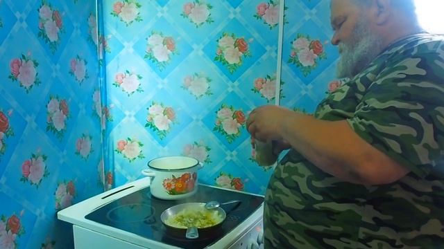 Показываю как я приготовил лапшу с тушеной говядиной и луком с добавлением чеснока смотреть онлайн