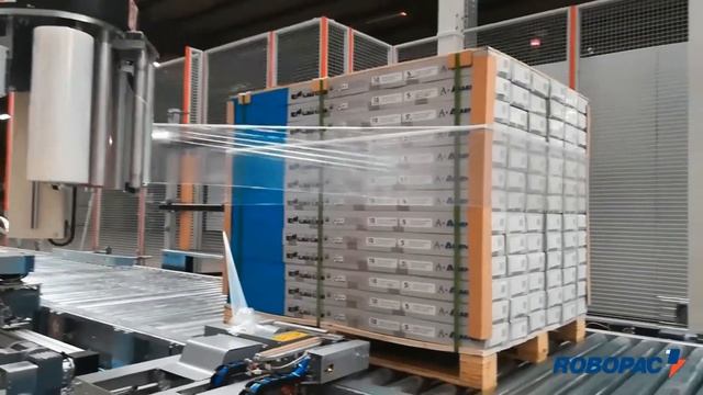 Установка защитных картонных уголков на паллету | Паллетообмотчик ROBOPAC с вращающейся рукой смотреть онлайн
