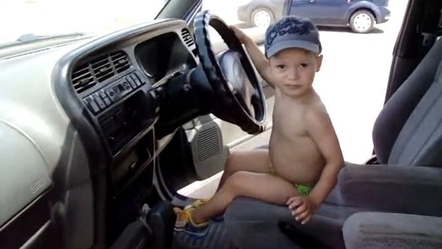 Лука осваивает праворульную машину