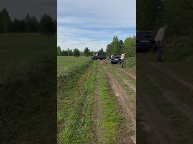 На грунтовке в Култуки машина уступила нам дорогу, прижавшись к обочине и намертво застряв. смотреть онлайн