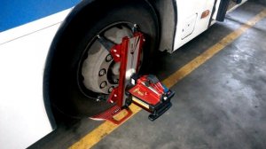 Схождение колес автобуса