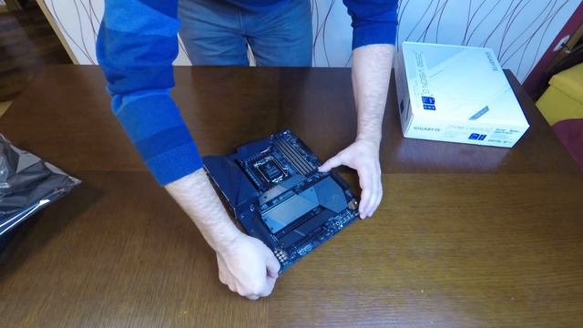 Gigabyte Z590 AORUS PRO AX & Z590 Vision G unboxing смотреть онлайн