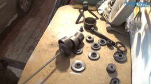 Замена нижней подушки двигателя в Ситроен С4 Гранд Пикассо [replacing engine mount Citroen C4].