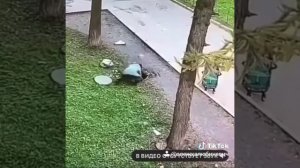 Малыш упал в люк