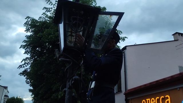 Пешеходная улица Советская в Бресте. Брестский фонарщик зажигает фонари.Магазин Пират-Мармелад. смотреть онлайн