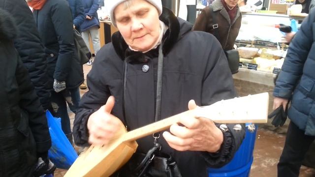 Бабушка с шестиструнной балалайкой смотреть онлайн