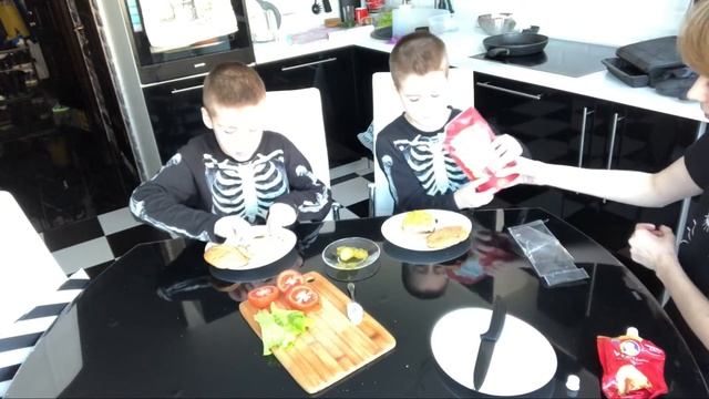 СОЧНЫЙ БУРГЕР в домашних условиях / Готовим вместе с детьми смотреть онлайн