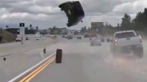 Эпичный полёт: в США на хайвее Kia Soul наехал на колесо и взлетел в воздух.