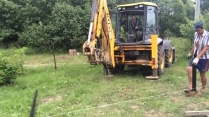 Экскаватор погрузчик JCB 4CX вкручивает винтовые сваи гидробуром Delta RD7. Калуга