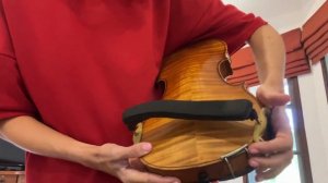 Как правильно надевать мостик на скрипку ?