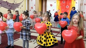 День матери в детском саду, трогательный танец детей с сердечками "МАМА"