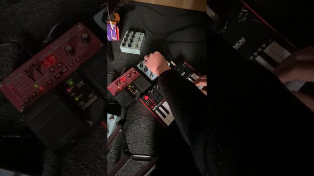 I Plugged Delay Pedal Into A Cheap Akai MPK Mini Play MK2 смотреть онлайн