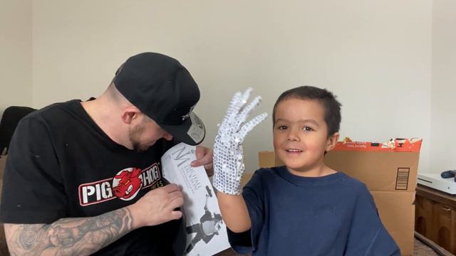 Hoss Unboxes Micheal Jackson Costume смотреть онлайн