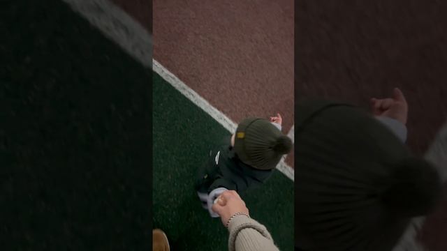 Вот так пинает мячик в 10 месяцев #сын #рекомендации #дети #молодыеродители #рек #упс