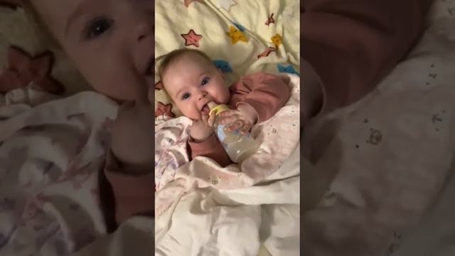 с 5 месяцев начали кушать сами и держать бутылочку....   #софия  5 месяцев