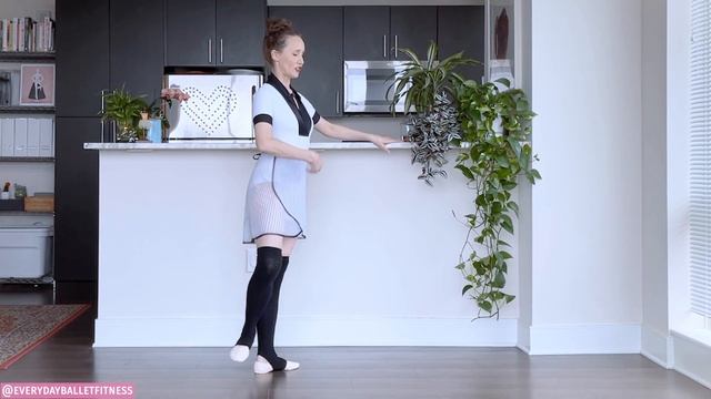 BALLET BASICS: How to do FRAPPÉ смотреть онлайн
