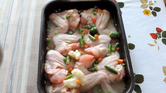 Запекаю в Духовке крылышки курицы с рисом и овощами. смотреть онлайн