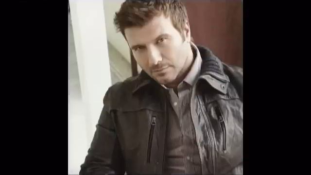 Giannis Ploutarxos - S'agapao akomi - traducere romana смотреть онлайн