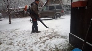 Уборка снега воздуходувкой Stihl BR500