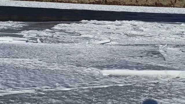 Россия. Сибирь. Ангарск. Река Ангара. 16.03.2021г. Примерно 1/3 реки растаяла...весна идет. смотреть онлайн