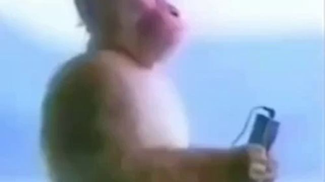 Обезьяна с плеером слушает голосовое сообщение. Типа я такая еду вечером. 10 часов смотреть онлайн