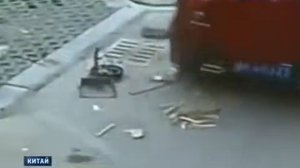 28 08 2014 В Китае ребенок выжил после того, как его переехал автомобиль