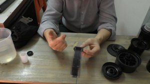 Как достать кончик плёнки из кассеты подручными средствами.
