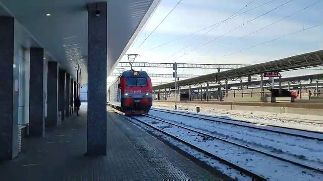 ЭП1М- 792 с 47/48 поездом Самара- Санкт- Петербург прибывает на станцию Нижний Новгород смотреть онлайн