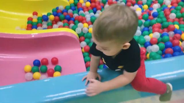 Маленький Глеб в игровой комнате. смотреть онлайн