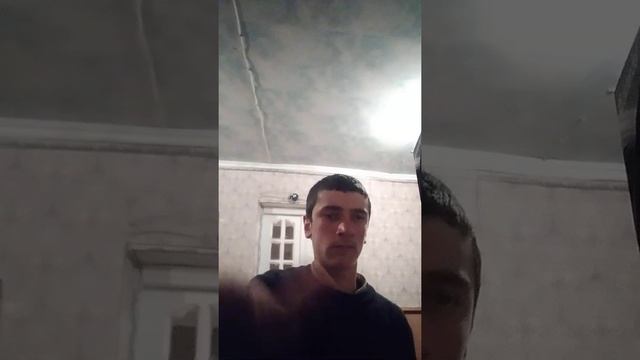 Певец исполняет песню Саида падпишитесь на канал