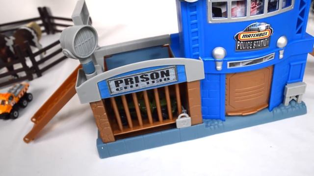 STOP THE JAILBREAK!!! Matchbox Police Adventure Set Police Station and Prison Collectable Cars смотреть онлайн
