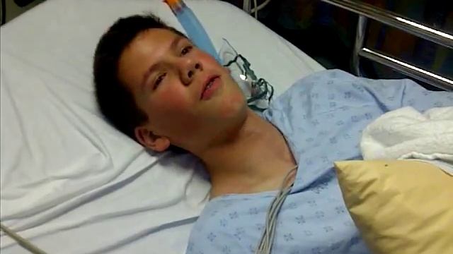 Funniest reaction to hospital drugs for a broken arm смотреть онлайн