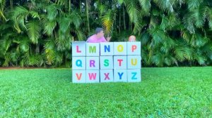 Nastya und Papa lernen das englische Alphabet