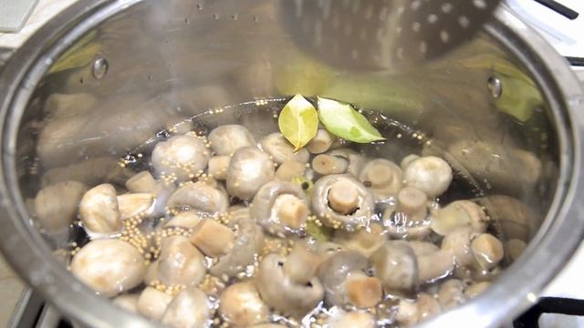 МАРИНОВАНІ ШАМПІНЬЙОНИ:ШВИДКИЙ РЕЦЕПТ.МАРИНОВАНІ ПЕЧЕРИЦІ ЯК В МАГАЗИНІ.ГРИБИ ЗА 5 ХВИЛИН. смотреть онлайн