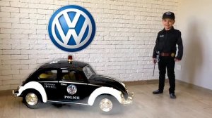 Марк стал полицейским. Учим марки больших полицейских машинок. Видео для детей.