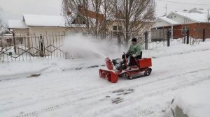 Гусеничный снегоуборщик.Очистка дороги.