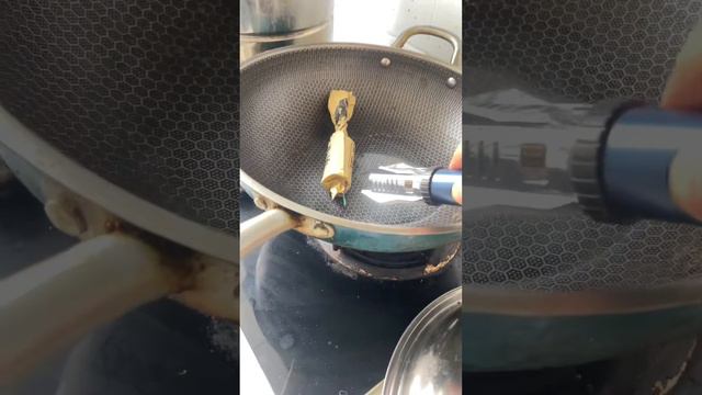 在厨房里用打火机在锅里点炮会发生什么 #打火机 #脉冲打火机 #点火器 #打火机 #点烟器 смотреть онлайн