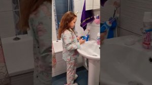 Обзор электрической зубной щётки Oral-B kids холодное сердце