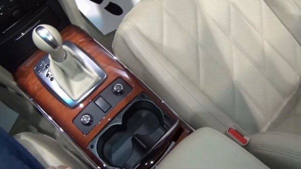 Infiniti QX70 3.0d GT V6 238 hp (2016) Exterior and Interior