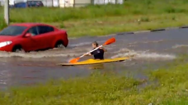 на байдарке - по автодороге, Обнинск 26.06.2011.mp4 смотреть онлайн