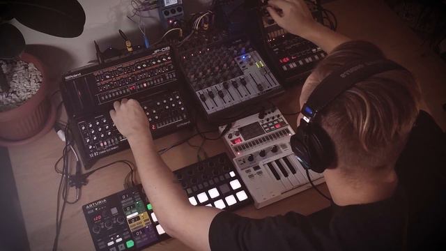 Fast track #6 - Movements (DAWless electronic music. Setup Korg volca, Roland, Arturia) смотреть онлайн