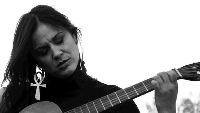 Nancy G. plays on guitar "Milonga" by J.Cardoso смотреть онлайн