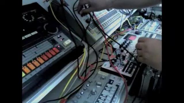 Honeysmack short live techno acid jam with 909 808 303 MachineDrum x0xb0x смотреть онлайн