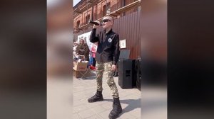 Родина мать. Мальчик поет песню.