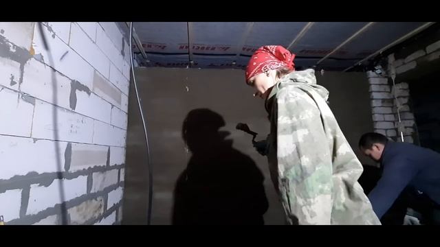 ШТУКАТУРИМ стены в родительской комнате в доме за 600 тысяч рублей смотреть онлайн