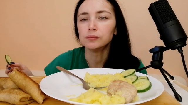 МУКБАНГ| ПЮРЕ С КОТЛЕТАМИ, БЛИНЧИКИ С ТВОРОГОМ, СВЕЖИЕ ОВОЩИ| Ответы на вопросы| MUKBANG| ASMR смотреть онлайн
